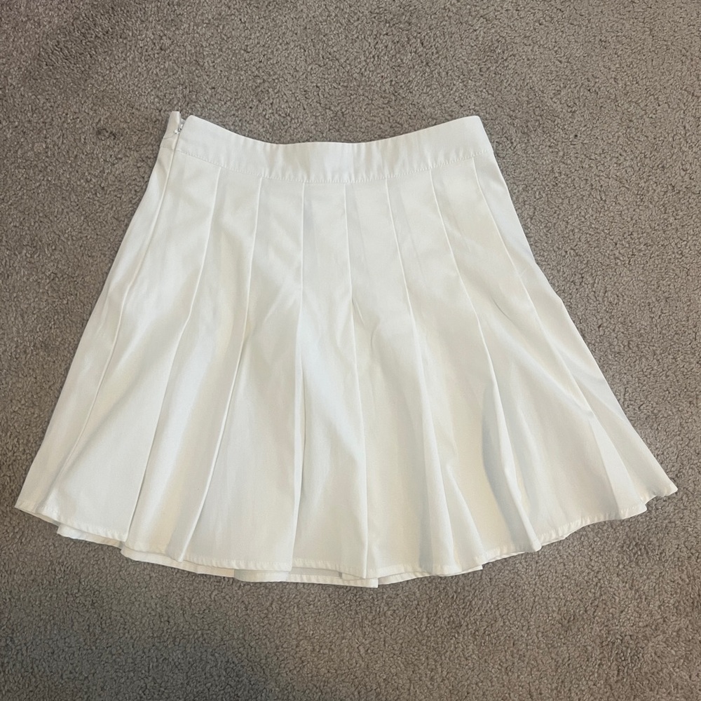 White pleated high waisted mini-skirt